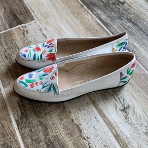 Johansen white flats with flowers, size 6